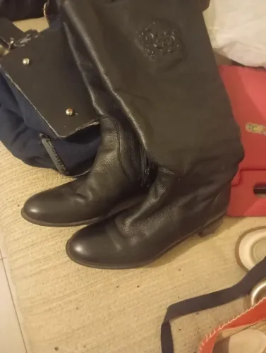 Lote de sapatos e roupas 