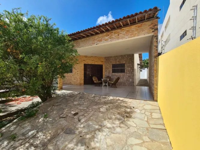 Casa com 4 dormitórios à venda, 200 m² por R$ 800.000,00 - Altiplano Cabo Branco - João Pe