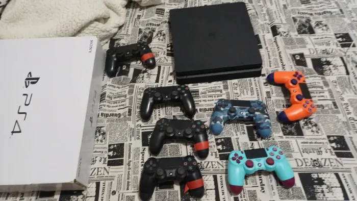 Ps4 Slim 1TB + 4 controles + 10 jogos