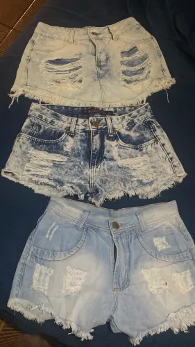 Vendo três short jeans sendo um short saia ler?