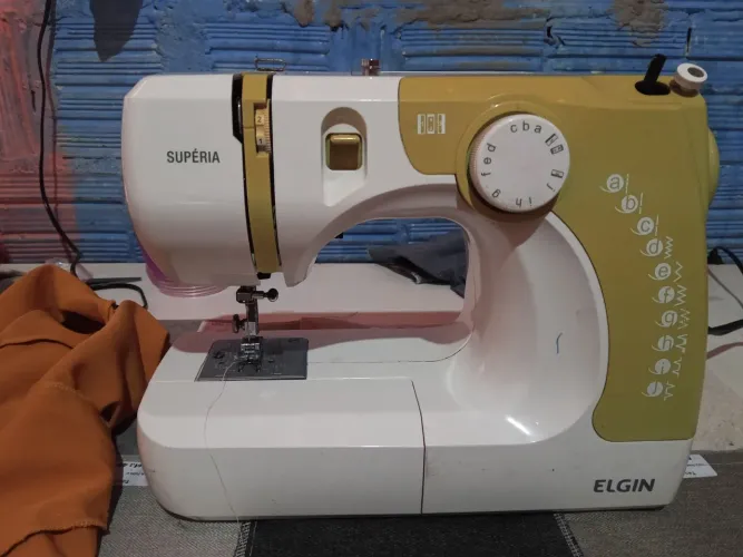Máquina De Costura Elgin Superia