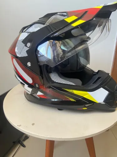 Capacete para trilha com óculos interno