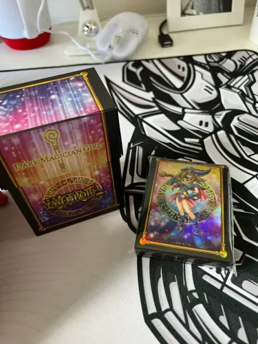 Kit Deckbox + 50 Sleeves Dark Magician Girl - Yugioh - Oficial Konami