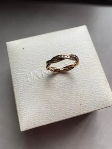 Anel Pandora rosé com zirconias 