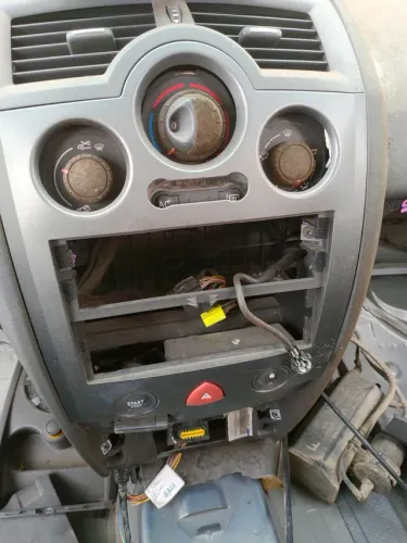 Moldura do rádio Renault Megane grand tour ar analógico 