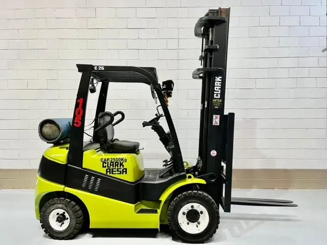 Empilhadeira GLP Clark, C25L, Capacidade 2.500Kg, Duplex