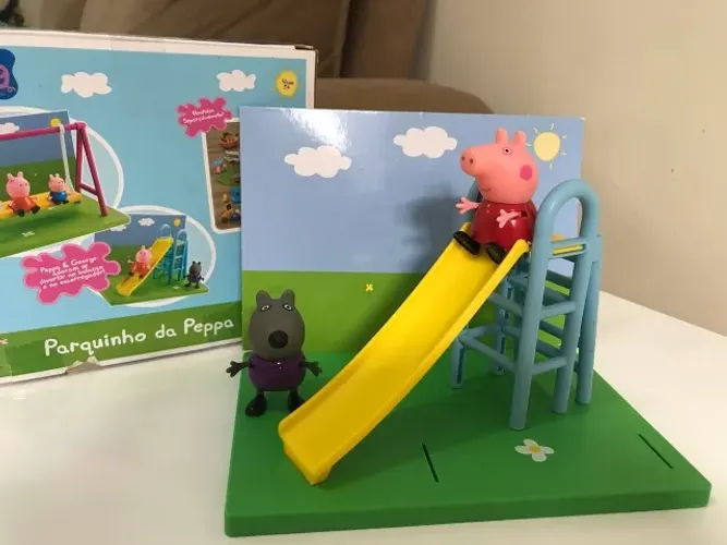 Escorregador da Peppa com 2 personagens, em estado de novo