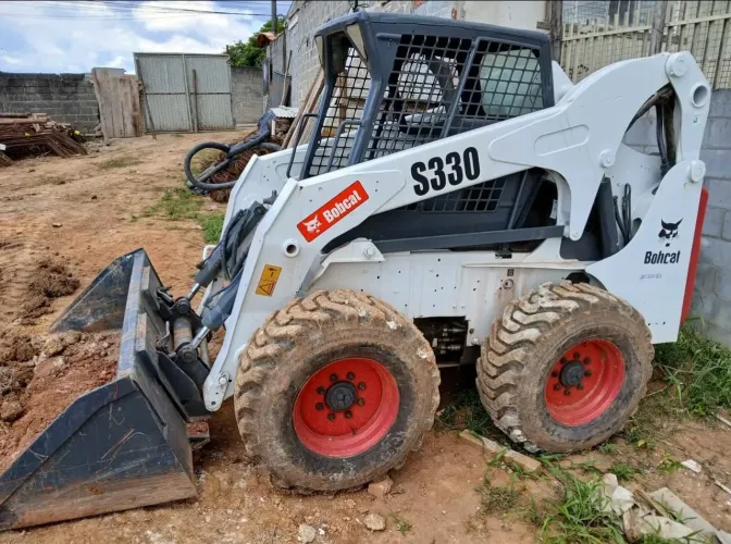 Minicarregadeira Bobcat S330 ano 2010 com 4000 horas, à alavanca, em SP
