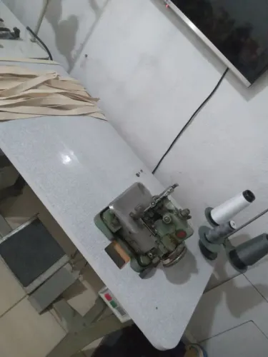 Máquina de costura overlock semi industrial elétrica