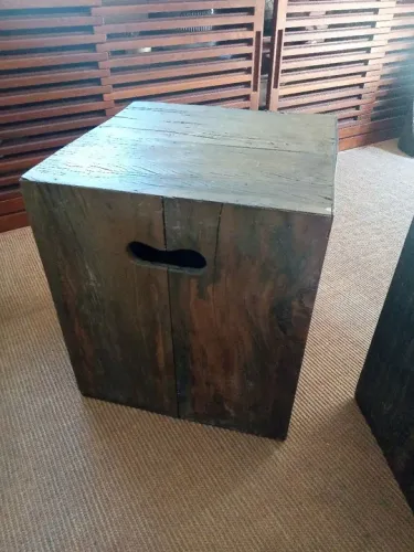 2 bancos/mesa madeira, prático e contemporâneo.