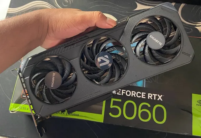 Placa de Vídeo Gigabyte GeForce RTX 5060 Triple Fan