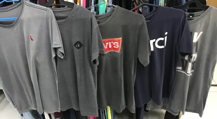 Frete grátis Kit com 6 camisetas seminova