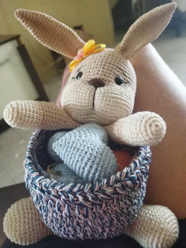 Coelhinho de crochê com cestinha