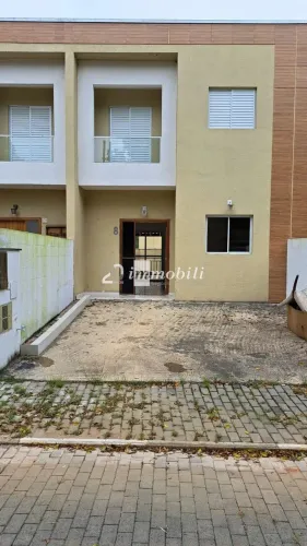 Casa com 3 Dorm. 1 Suíte em Condomínio Fechado por 499.999,00