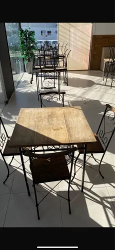 Conjunto de mesa com 4 cadeiras