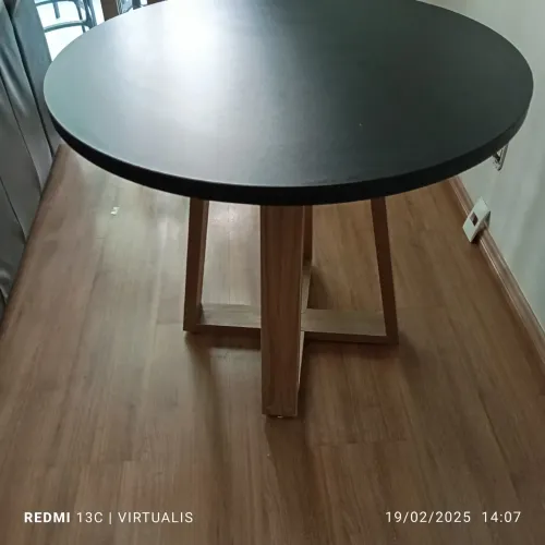 Mesa redonda de madeira e tampo preto