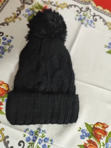 Touca preta com pompom. Novo.