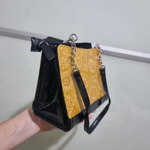 Bolsa de mão e ombro amarela com detalhes preta e jeans 1 bolsa com 3 capas 