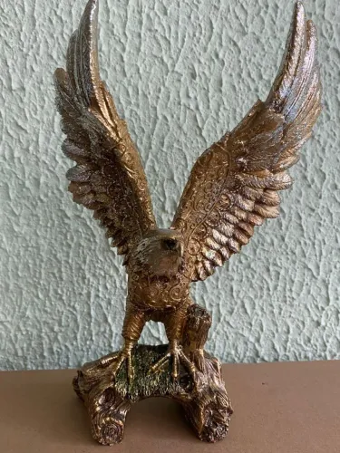 Águia em resina com 22cm de altura