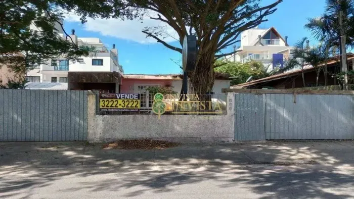 Terreno de 369,50m², todo murado, com 2 casas no Morro das Pedras - Á venda em Florianópol