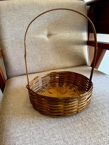 Cesta de palha decorativa