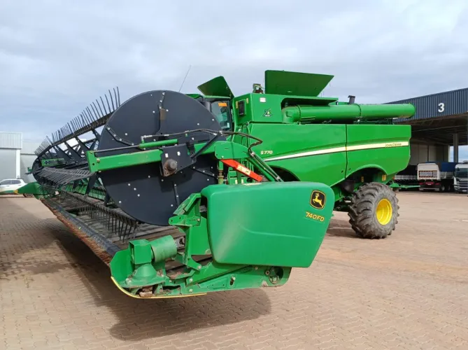 Colheitadeira John Deere S770 ano 2022 com 1640 horas, no MT