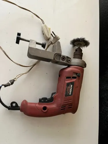 Furadeira com escova rotativa