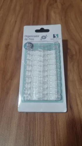 Organizador adesivo de fios e cabos