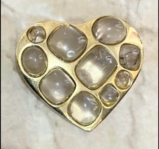 Vende-se Broche Dourado Foleado. Alfinete, com pedras Cristal Rutilado. R$ 20,00