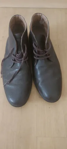 Bota de couro marrom escuro cano baixo