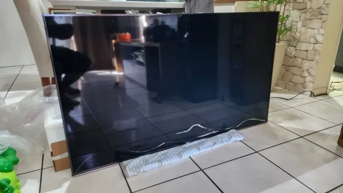TV Sony 55" XBR-55X955G - Tela trincada
