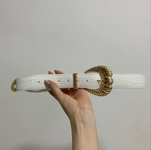 Cinto Feminino Branco com Fivela Dourada Elegante