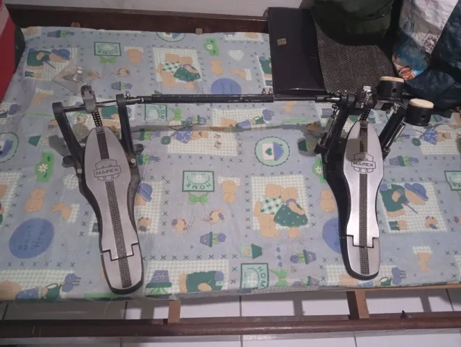 Pedal Duplo Mapex P600, com marcas de uso e algumas manutenções, em bom estado