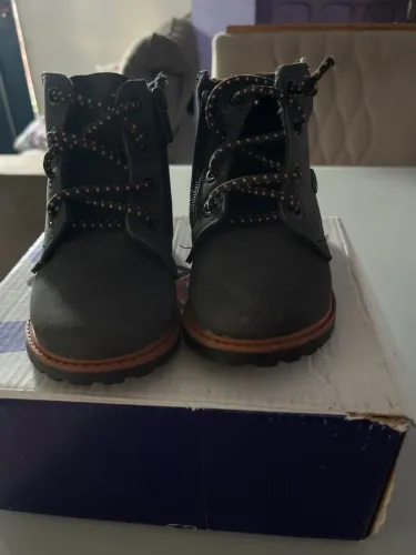 Botas infantis pretas com cadarço e sola marrom