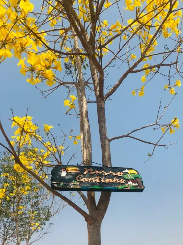 Placa entalhada em madeira ?Nosso Cantinho?