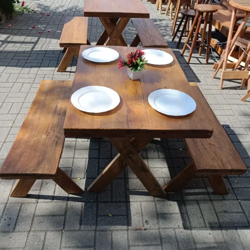 Conjunto de mesa e bancos de madeira rústica