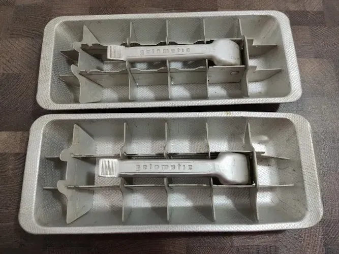 Kit 2 Formas Antigas de Gelo Aluminio da marca Gelomatic Reliquia