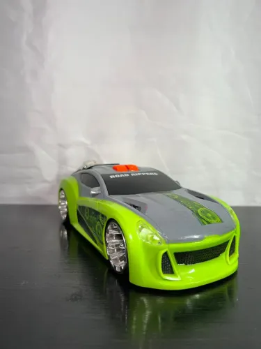 Carrinho Verde Toy State road Rippers com som e luzes
