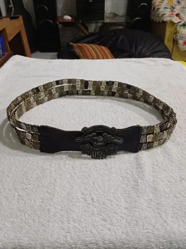 Cinto trabalhado em metal e couro com a fivela da Harley Davidson