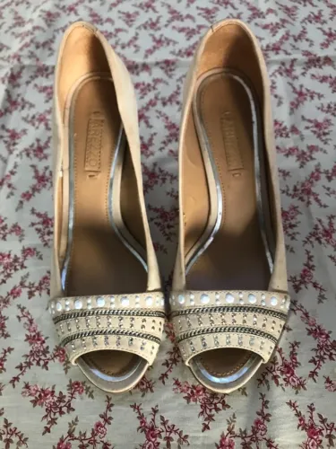 Peep Toe Creme com Spikes da Arezzo