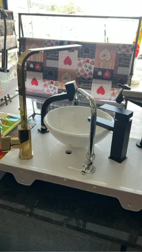 Torneira, ralo e kit banheiro Dourado, Cromados e Preto