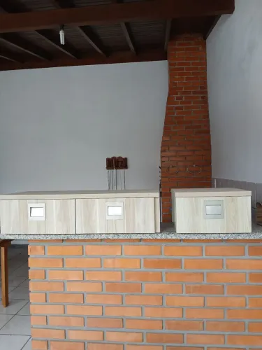 Dois criados mudos suspensos, de marcenaria, de ótima qualidade.