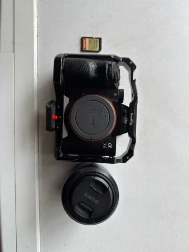 Câmera sony A7iii + lente sony 28mm 2.8 + cage e cartao de memoria 128gv