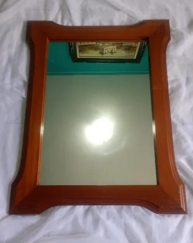 Antigo espelho de parede retangular em madeira