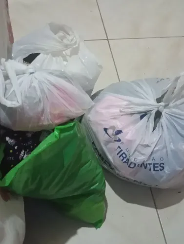 Vende-se sacola com roupas de marca