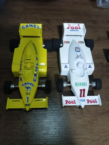 Dois carrinhos, Senna e Piquet ( pintados)
