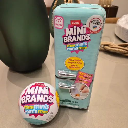 Geladeirinha mini brands + bola surpresa