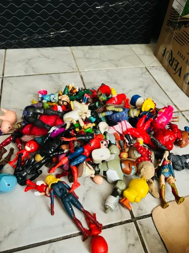 VENDE - SE Sacola de brinquedos de personagens diversos