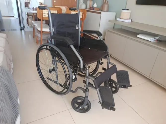 Cadeira de rodas dobrável + acessorios.
