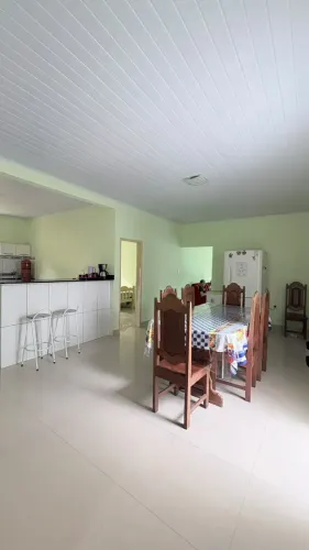 Casa térrea com amplo terreno, 5 quartos e espaço externo